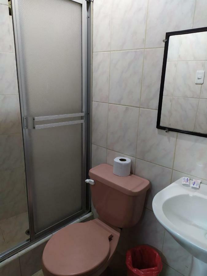Hotel Margarita Inn Alameda Quito Oda fotoğraf